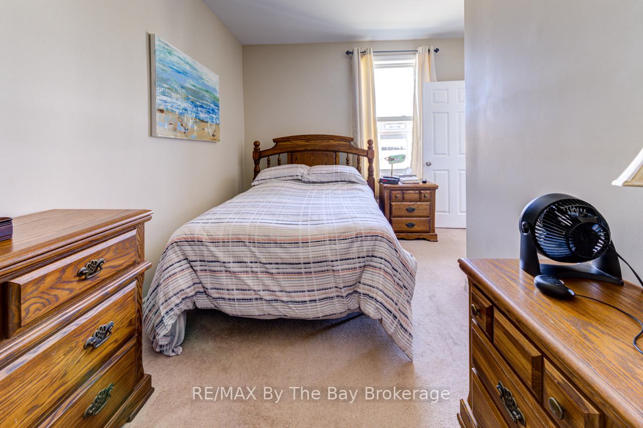 Photo 6 of 16 Yonge Street N, Springwater, Elmvale — HOMEH