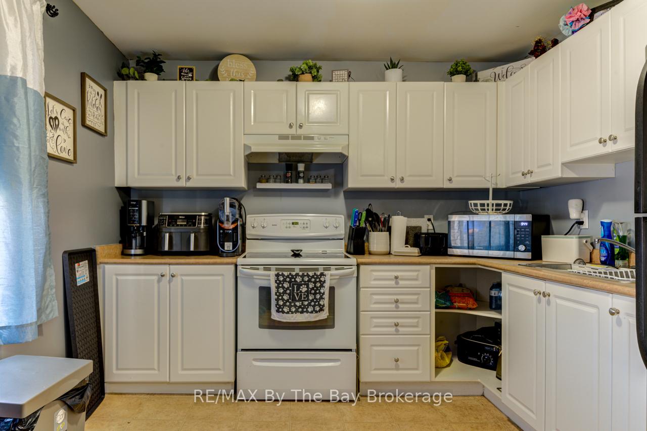 Photo 10 of 16 Yonge Street N, Springwater, Elmvale — HOMEH