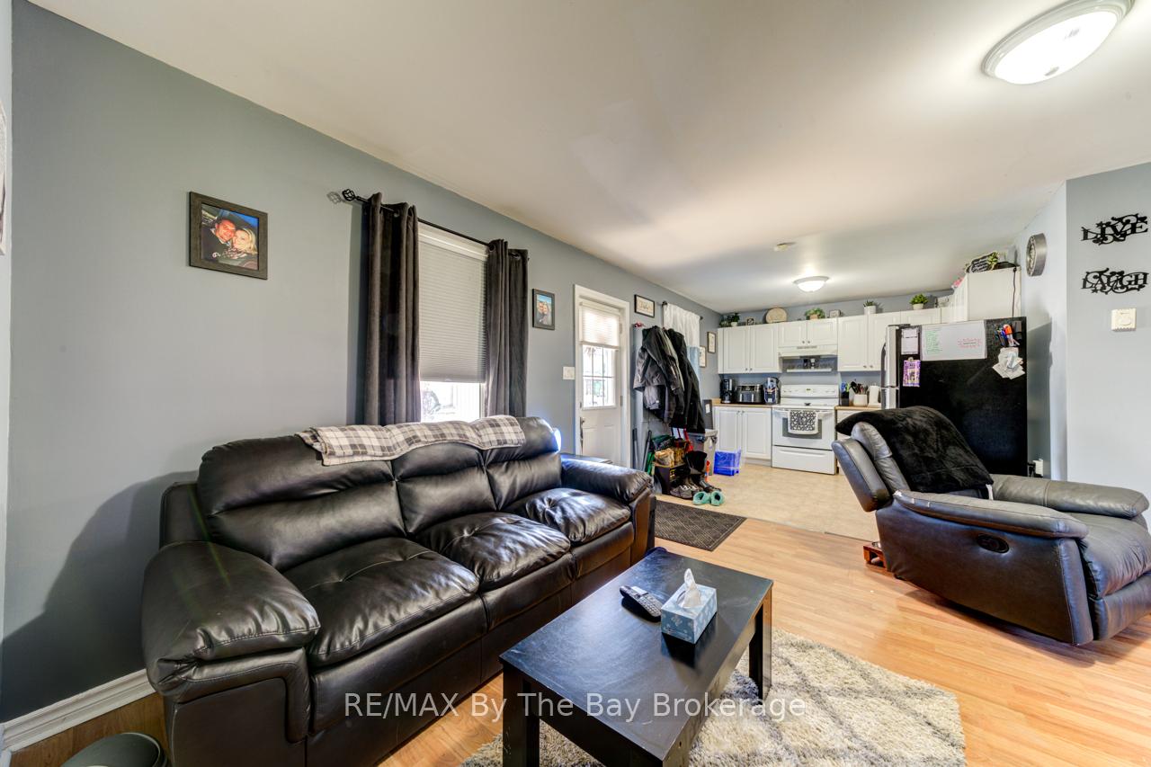 Photo 14 of 16 Yonge Street N, Springwater, Elmvale — HOMEH