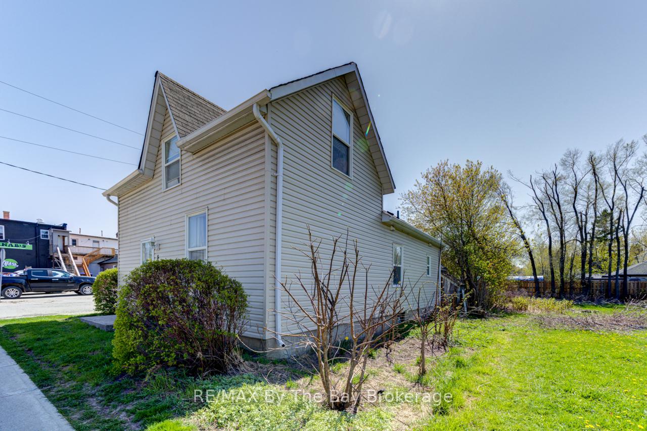 Photo 18 of 16 Yonge Street N, Springwater, Elmvale — HOMEH