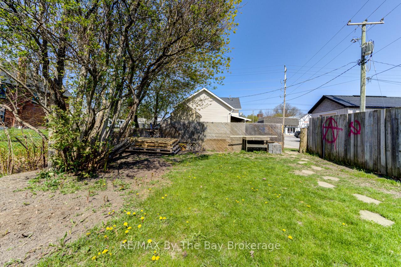 Photo 23 of 16 Yonge Street N, Springwater, Elmvale — HOMEH