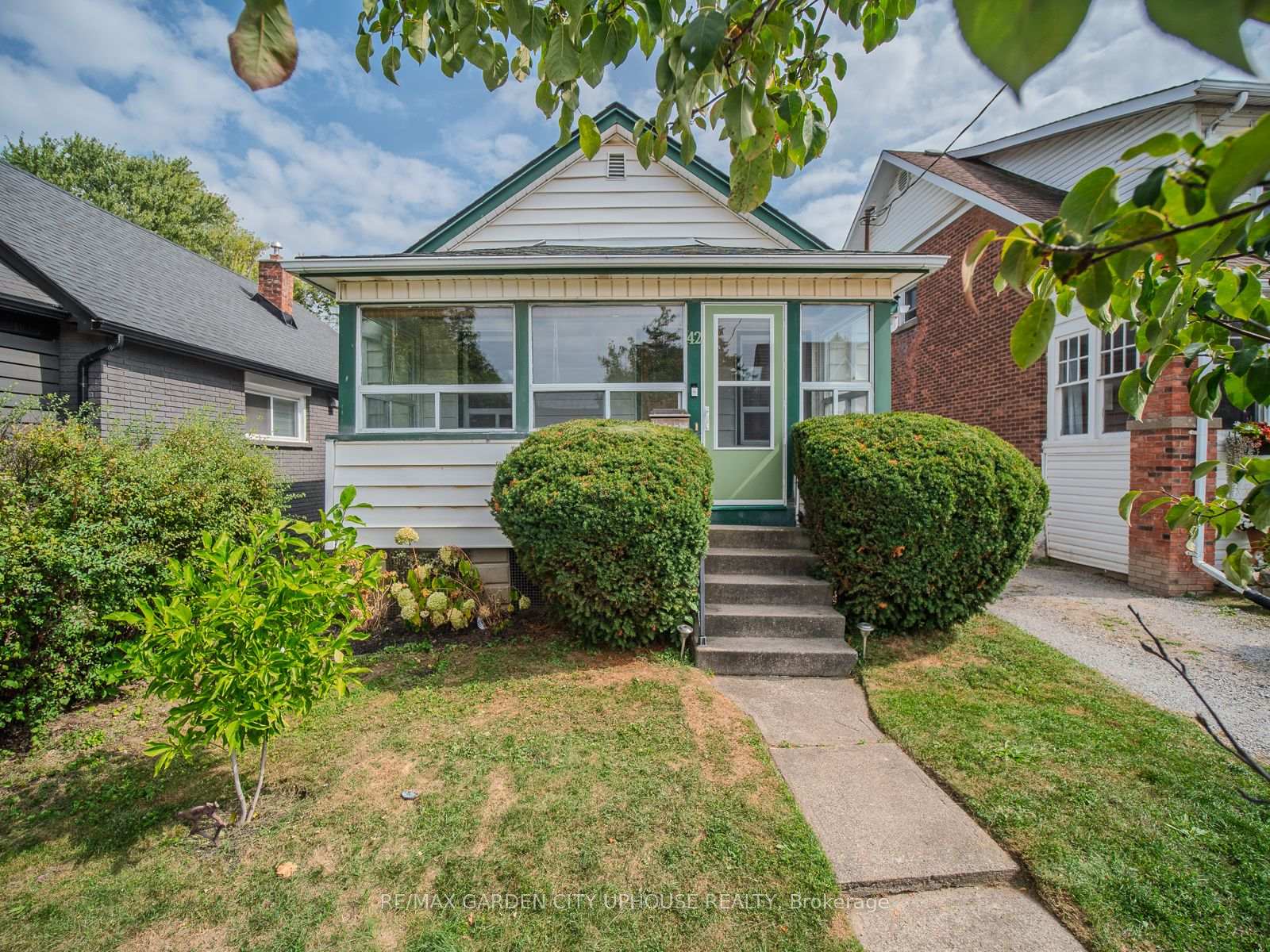 Photo 1 of 42 Grantham Avenue S, St. Catharines, E. Chester — HOMEH