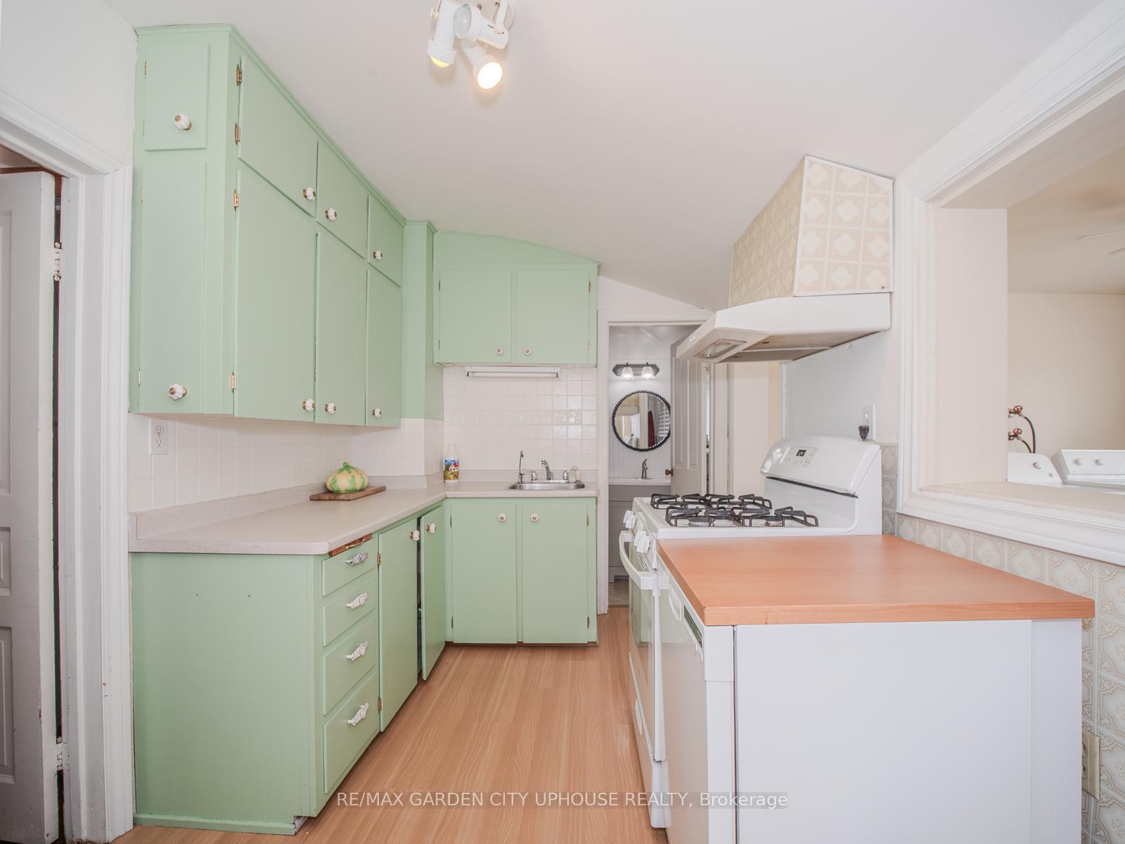 Photo 8 of 42 Grantham Avenue S, St. Catharines, E. Chester — HOMEH