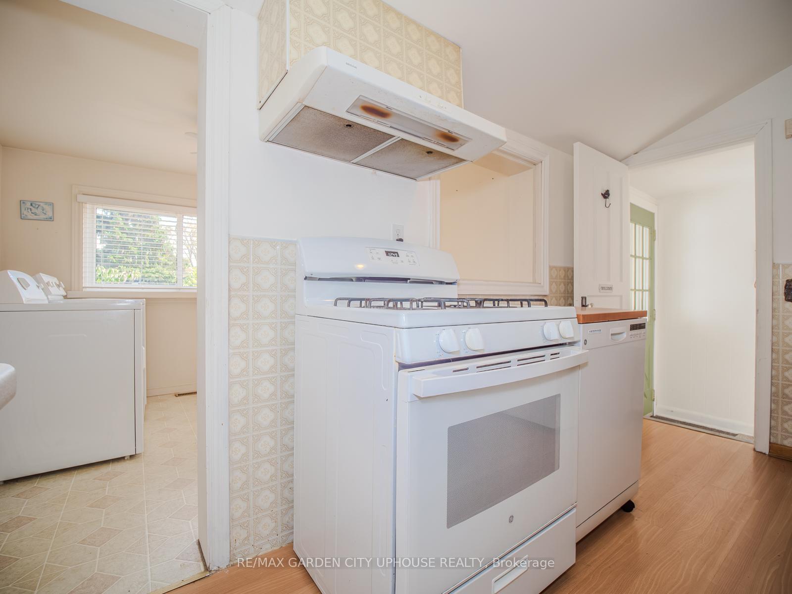 Photo 9 of 42 Grantham Avenue S, St. Catharines, E. Chester — HOMEH