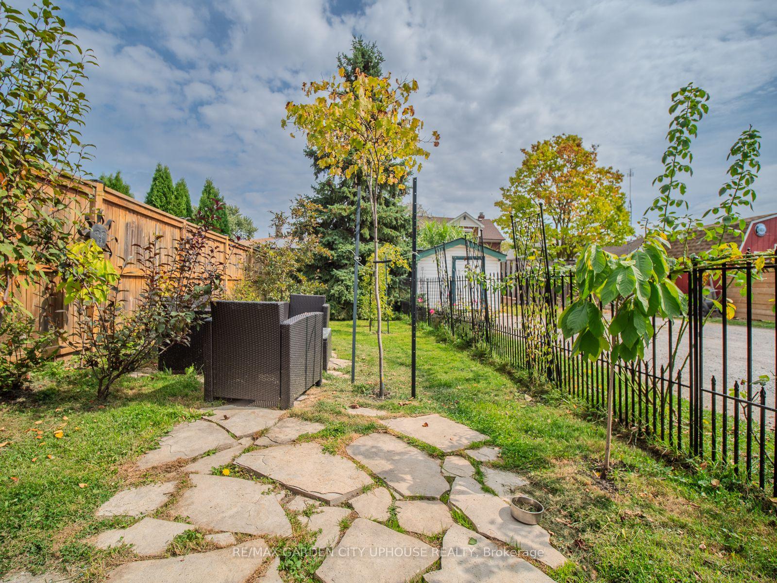 Photo 15 of 42 Grantham Avenue S, St. Catharines, E. Chester — HOMEH