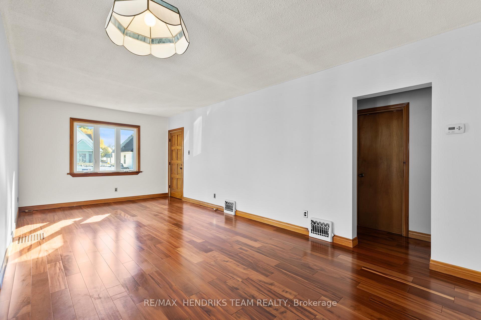 Photo 6 of 15 Stuart Avenue, St. Catharines, Downtown — HOMEH
