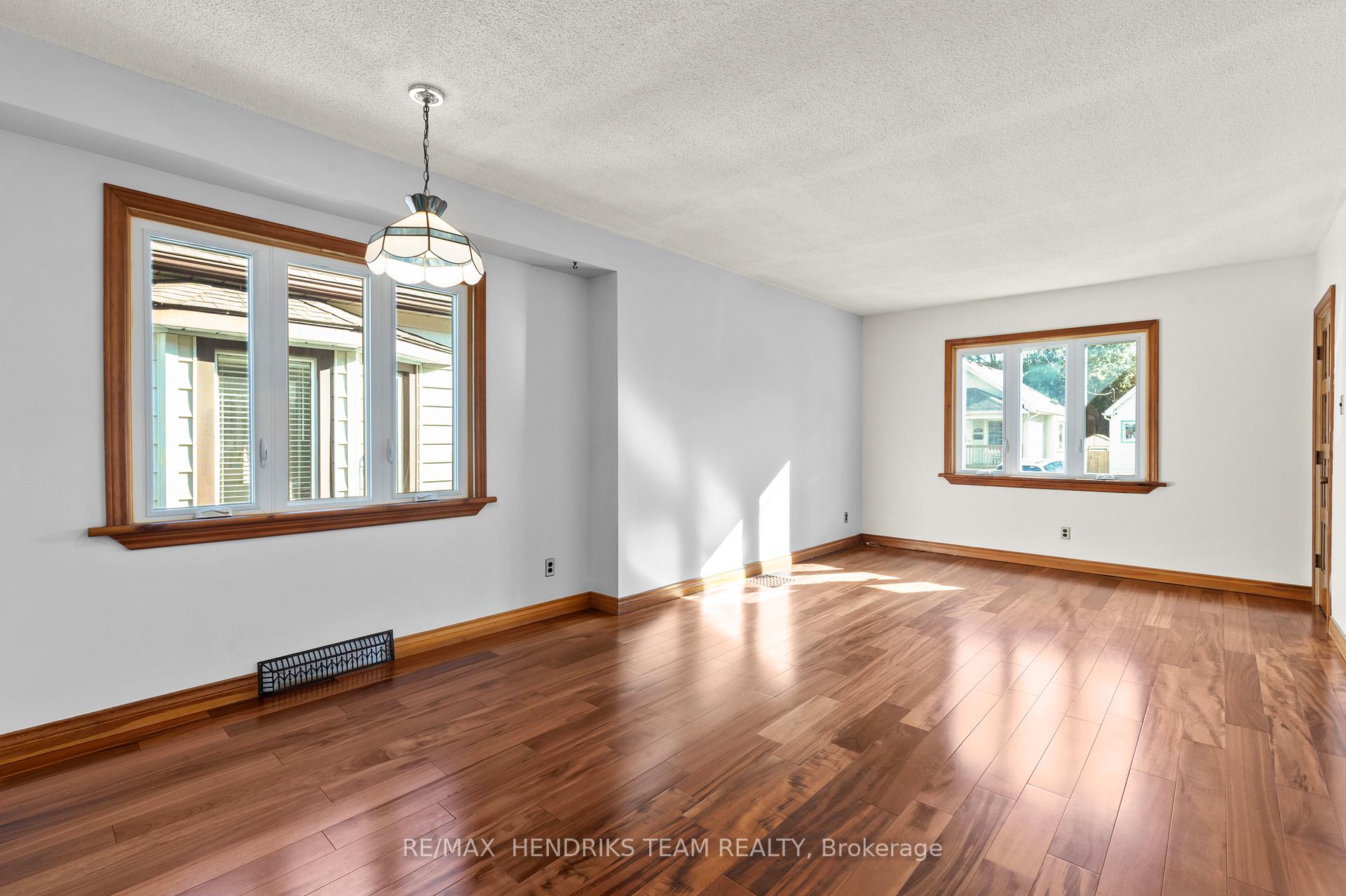 Photo 7 of 15 Stuart Avenue, St. Catharines, Downtown — HOMEH