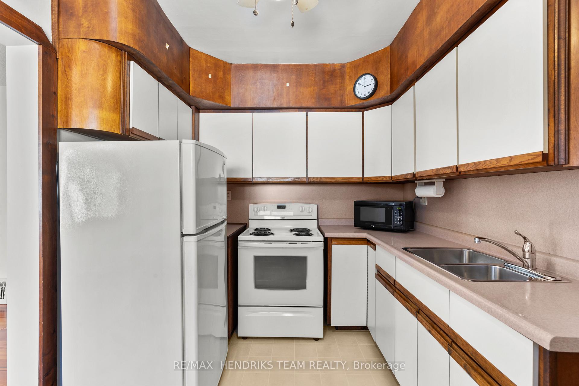 Photo 10 of 15 Stuart Avenue, St. Catharines, Downtown — HOMEH