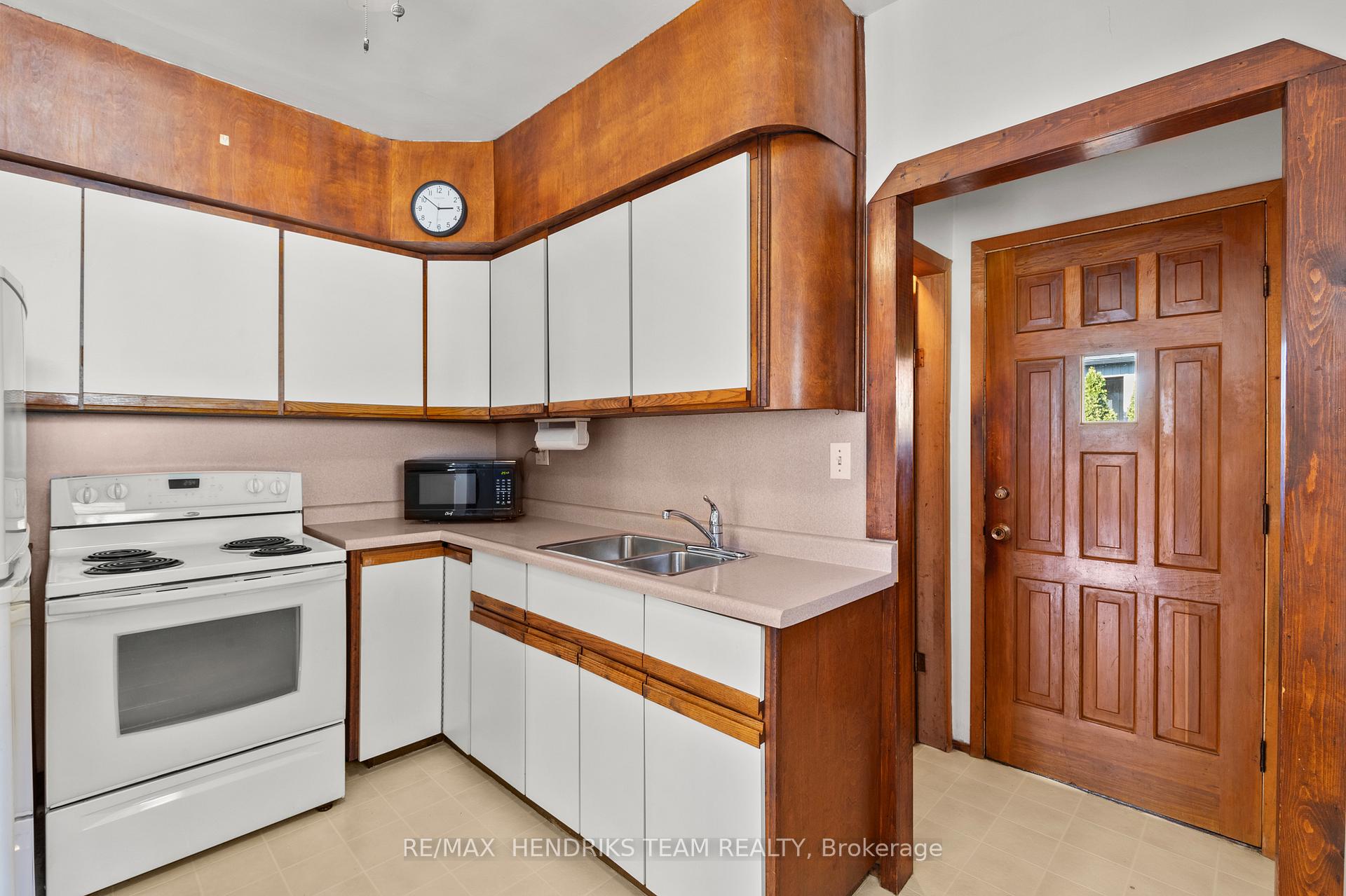 Photo 11 of 15 Stuart Avenue, St. Catharines, Downtown — HOMEH