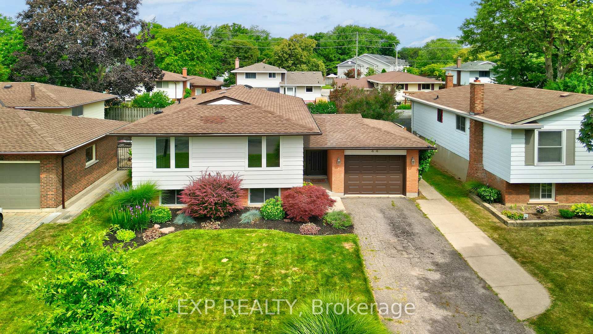 Photo 3 of 44 Royal Orchard Crescent, St. Catharines, Lakeport — HOMEH