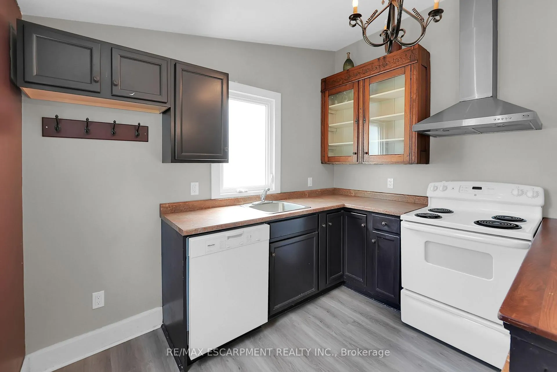 Photo 8 of 68 Henry Street, St. Catharines, Downtown — HOMEH