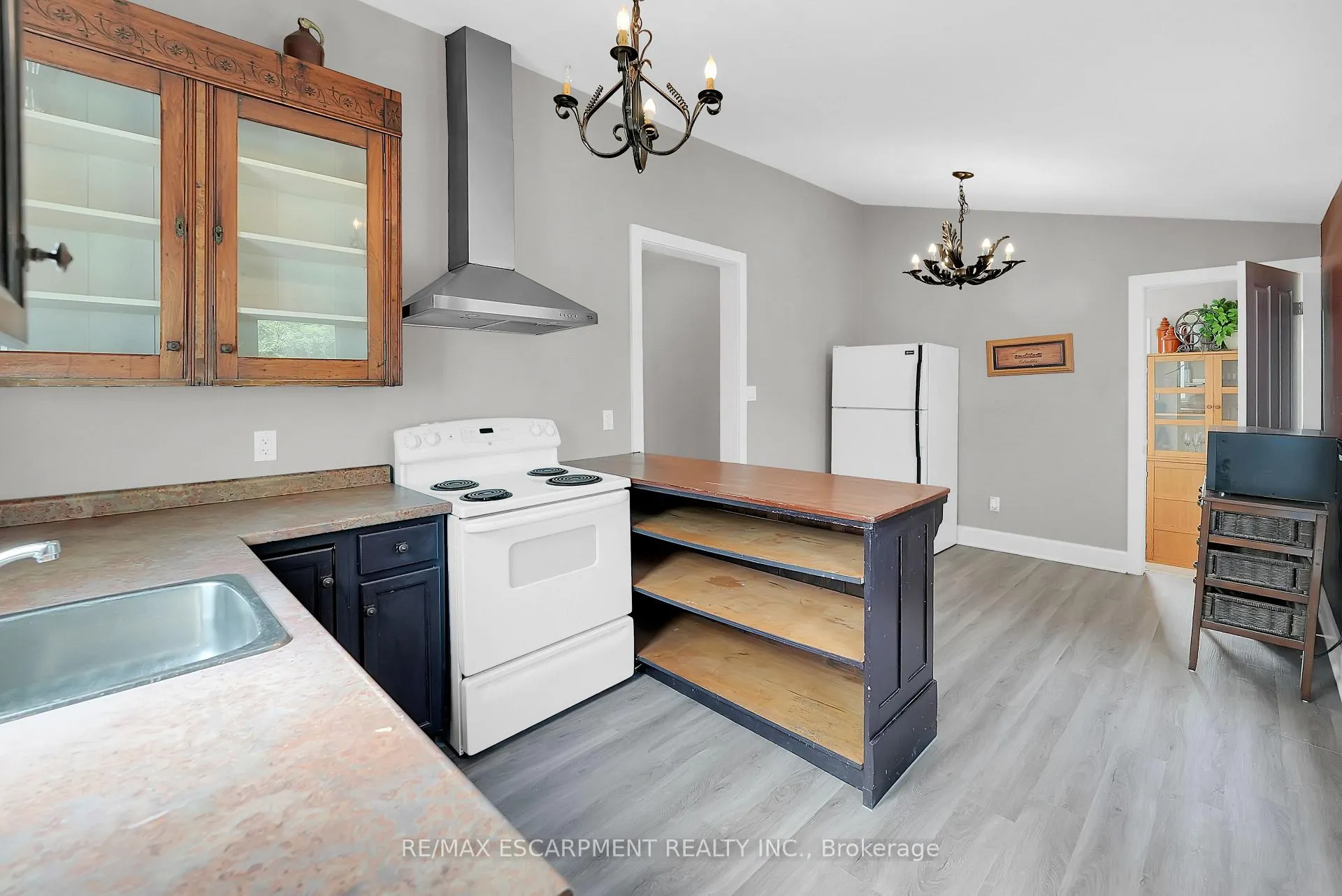 Photo 9 of 68 Henry Street, St. Catharines, Downtown — HOMEH