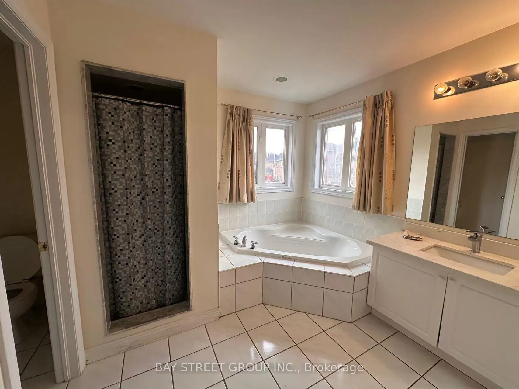 Photo 11 of 70 Warren Bradley Street, Markham, Berczy — HOMEH