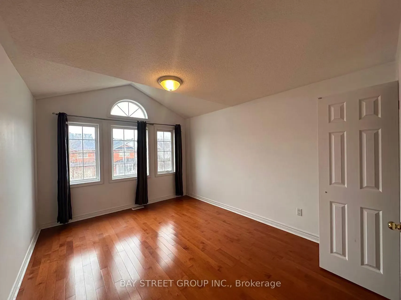 Photo 13 of 70 Warren Bradley Street, Markham, Berczy — HOMEH