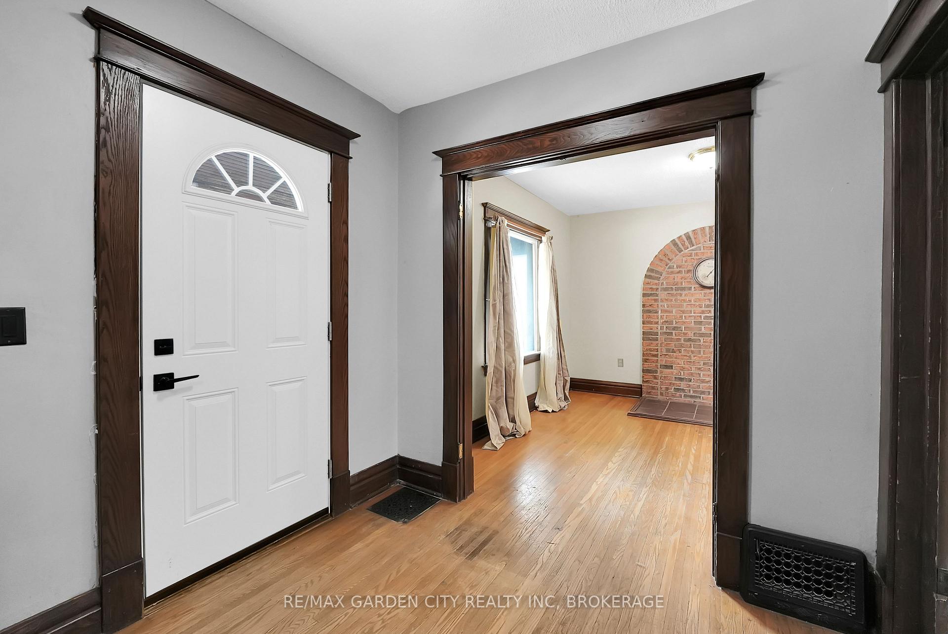 Photo 4 of 111 Lowell Avenue, St. Catharines, Downtown — HOMEH