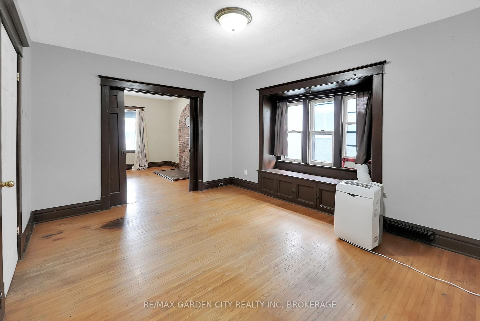 Photo 8 of 111 Lowell Avenue, St. Catharines, Downtown — HOMEH