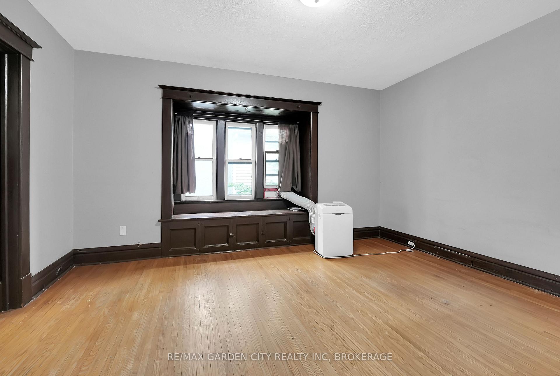 Photo 9 of 111 Lowell Avenue, St. Catharines, Downtown — HOMEH