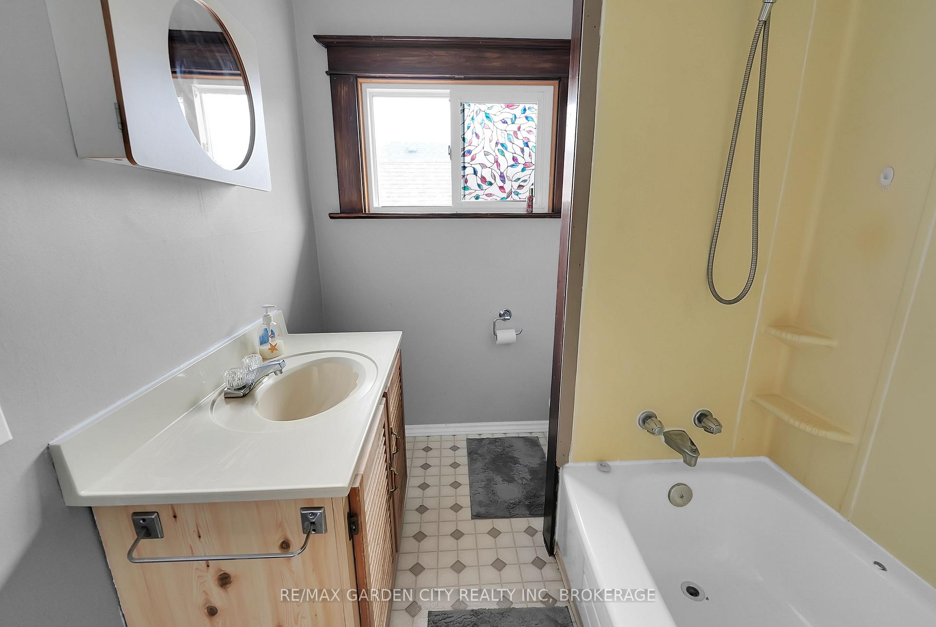 Photo 21 of 111 Lowell Avenue, St. Catharines, Downtown — HOMEH