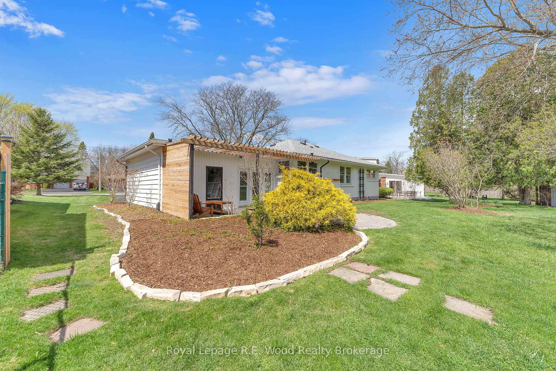 Photo 3 of 229 Woodworth Crescent, St. Thomas — HOMEH