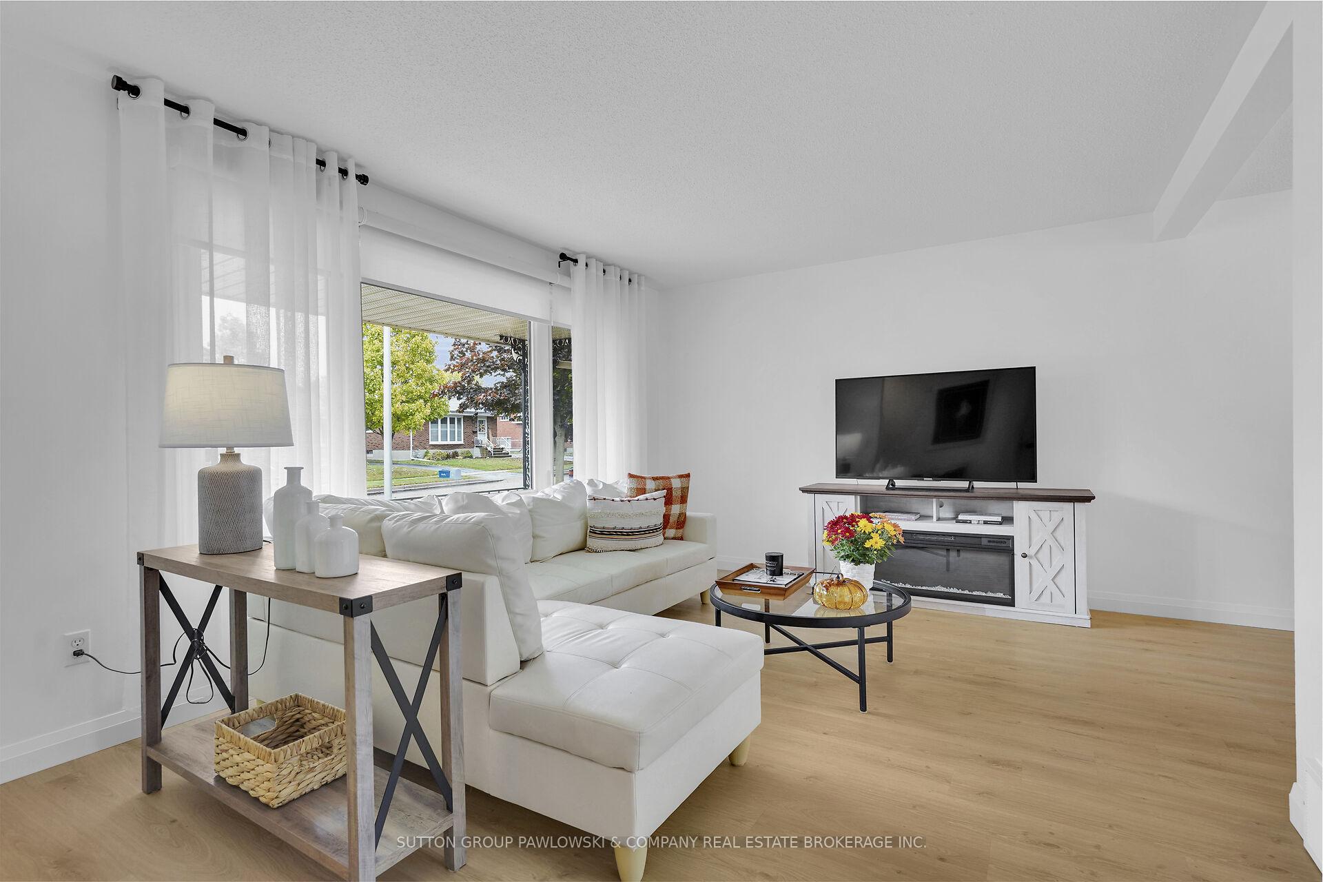 Photo 3 of 30 Leger Avenue, St. Thomas — HOMEH