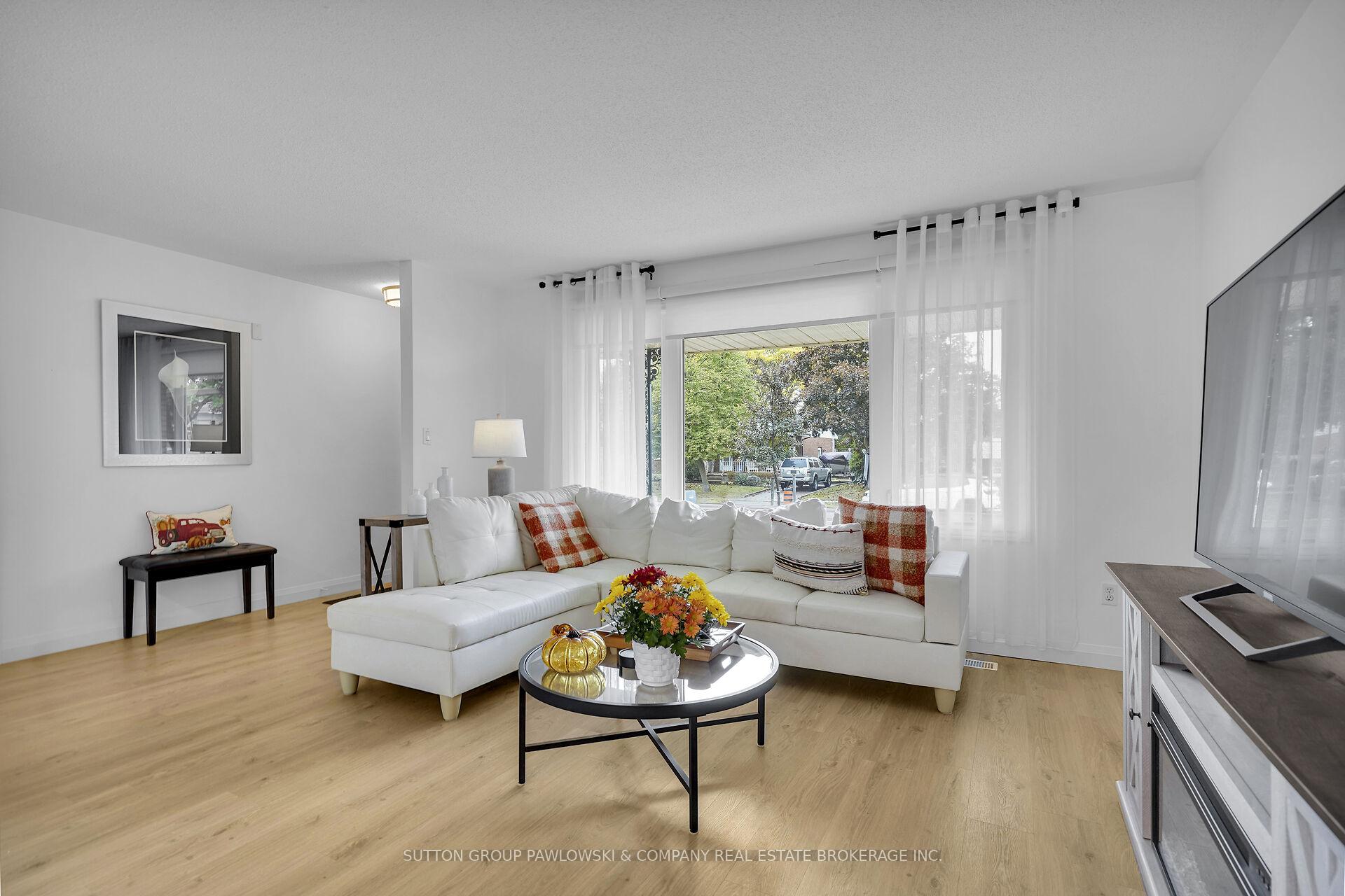 Photo 4 of 30 Leger Avenue, St. Thomas — HOMEH