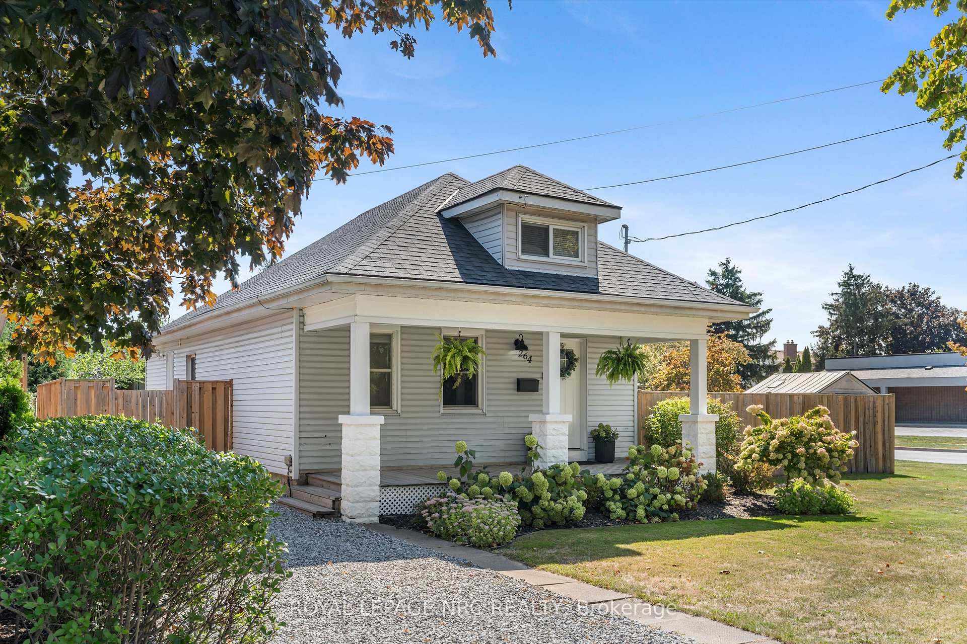 Photo 3 of 264 Lakeshore Road, St. Catharines, Vine/Linwell — HOMEH