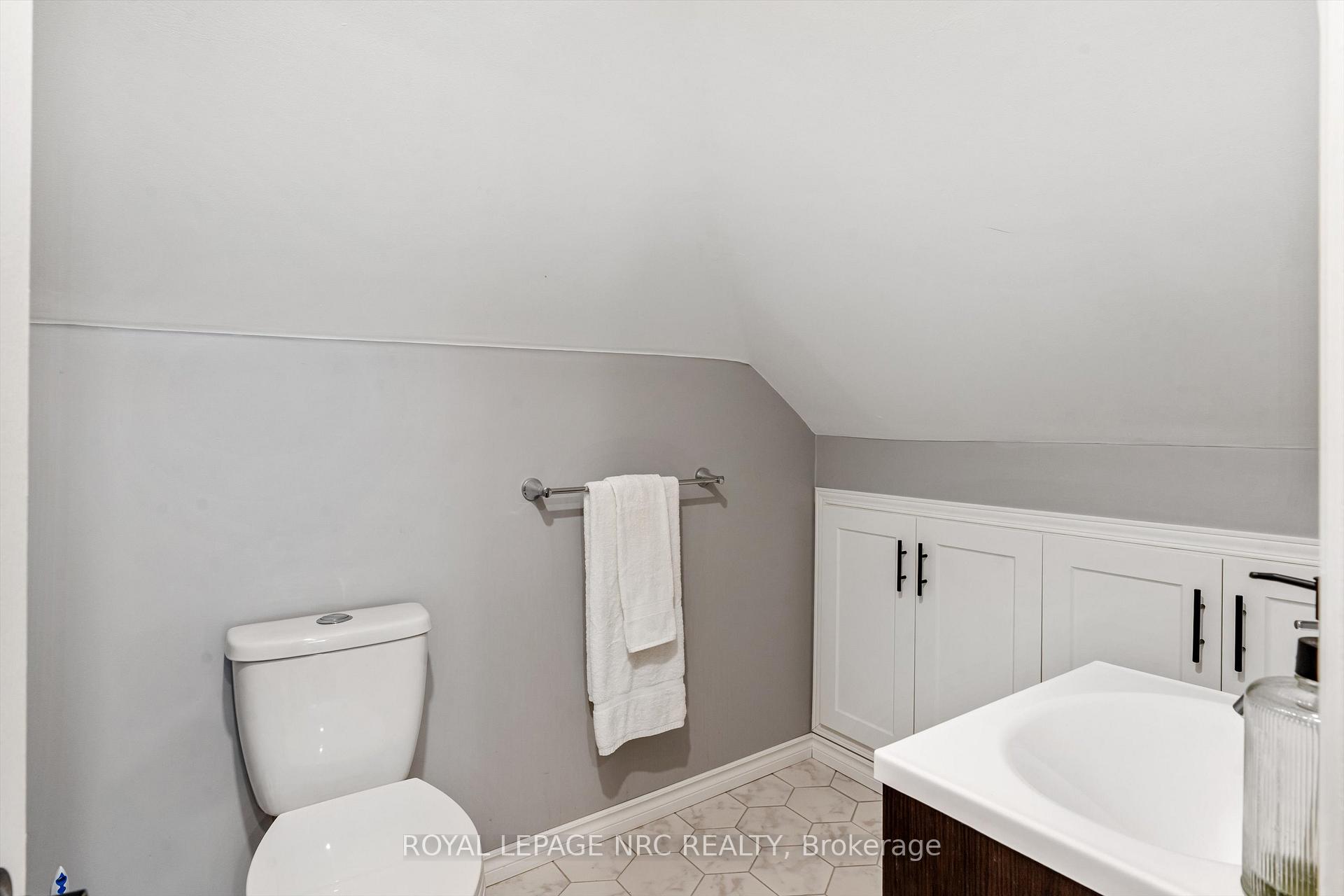 Photo 24 of 264 Lakeshore Road, St. Catharines, Vine/Linwell — HOMEH