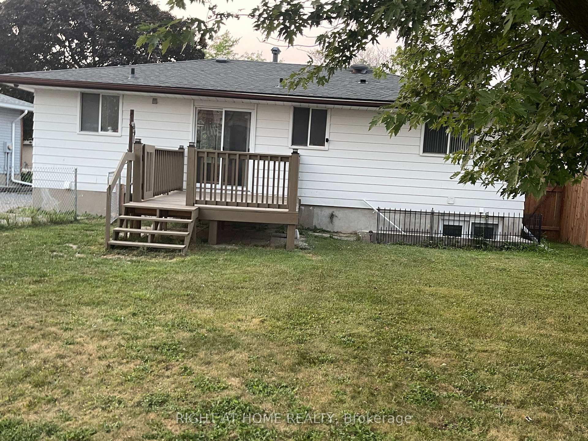 Photo 23 of 8 Rossie Place, St. Catharines, Oakdale — HOMEH