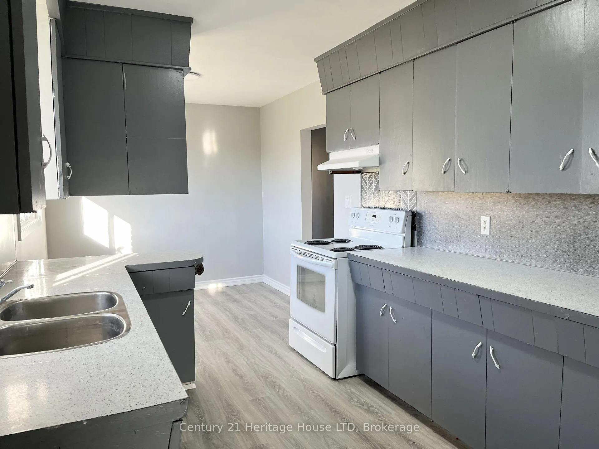Photo 6 of 9 Mckay Street, St. Catharines, Western Hill — HOMEH