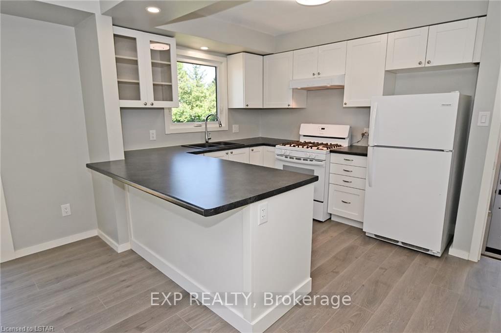 Photo 4 of 572 Elm Street, St. Thomas — HOMEH