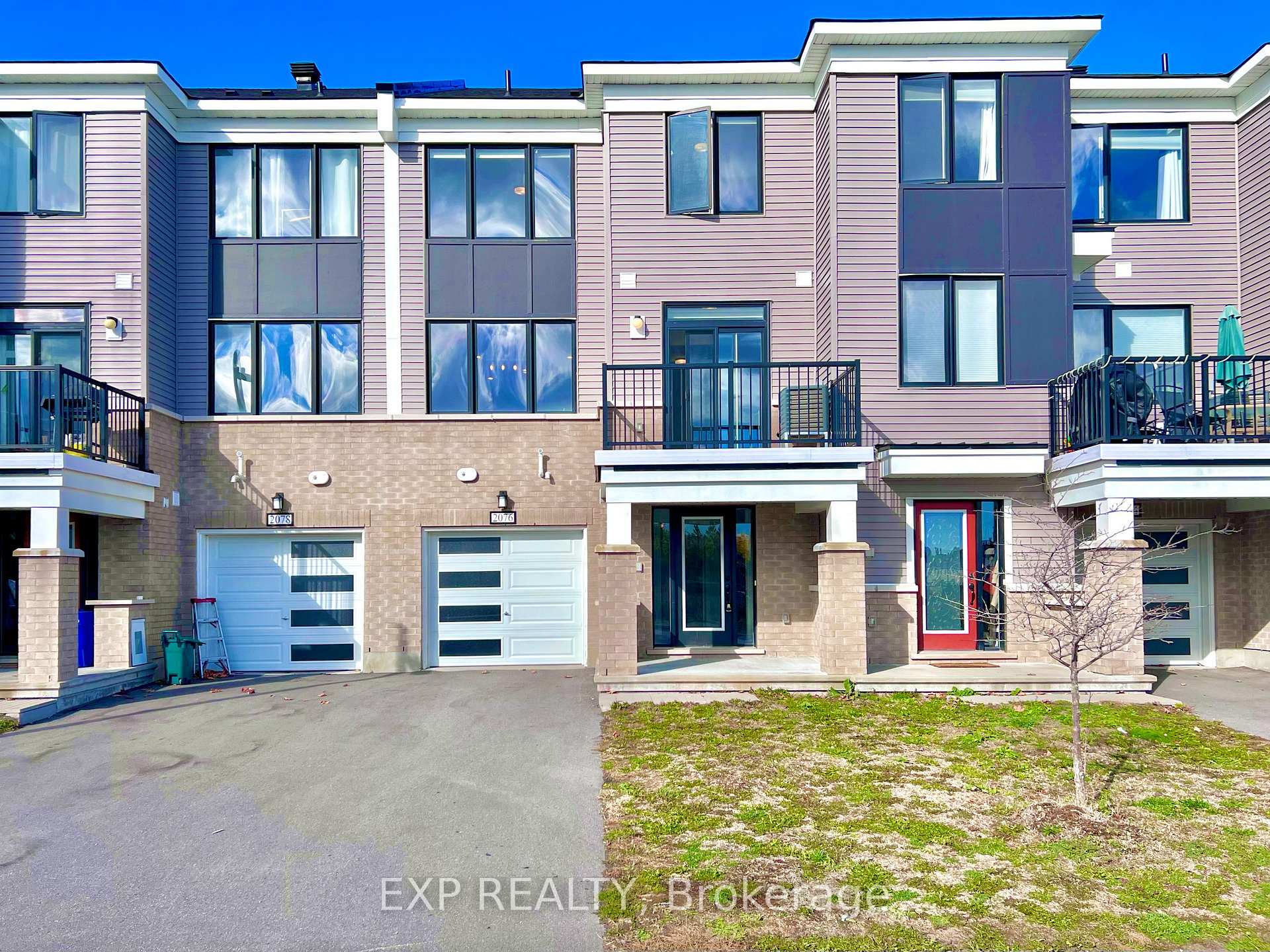 Front of 2076 Leinster Circle