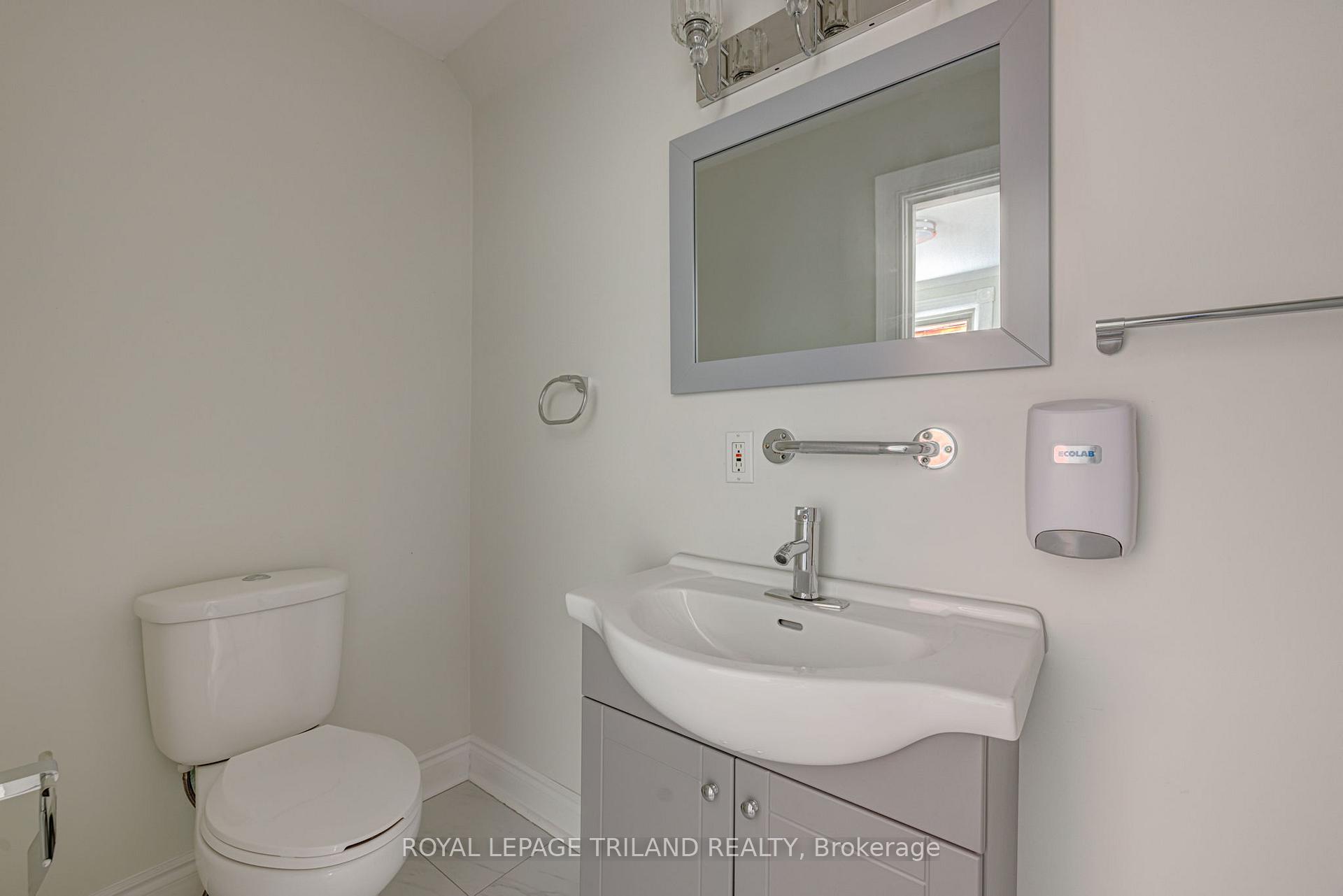 Photo 10 of 8 Metcalfe Street, St. Thomas — HOMEH