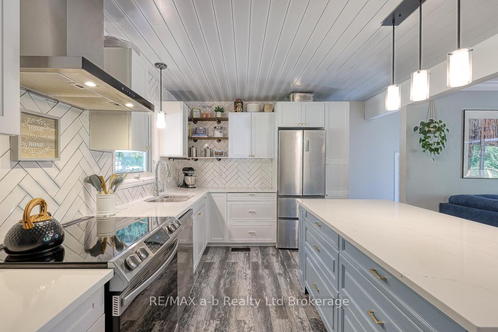 Photo 10 of 109 Sunset Drive, St. Thomas — HOMEH