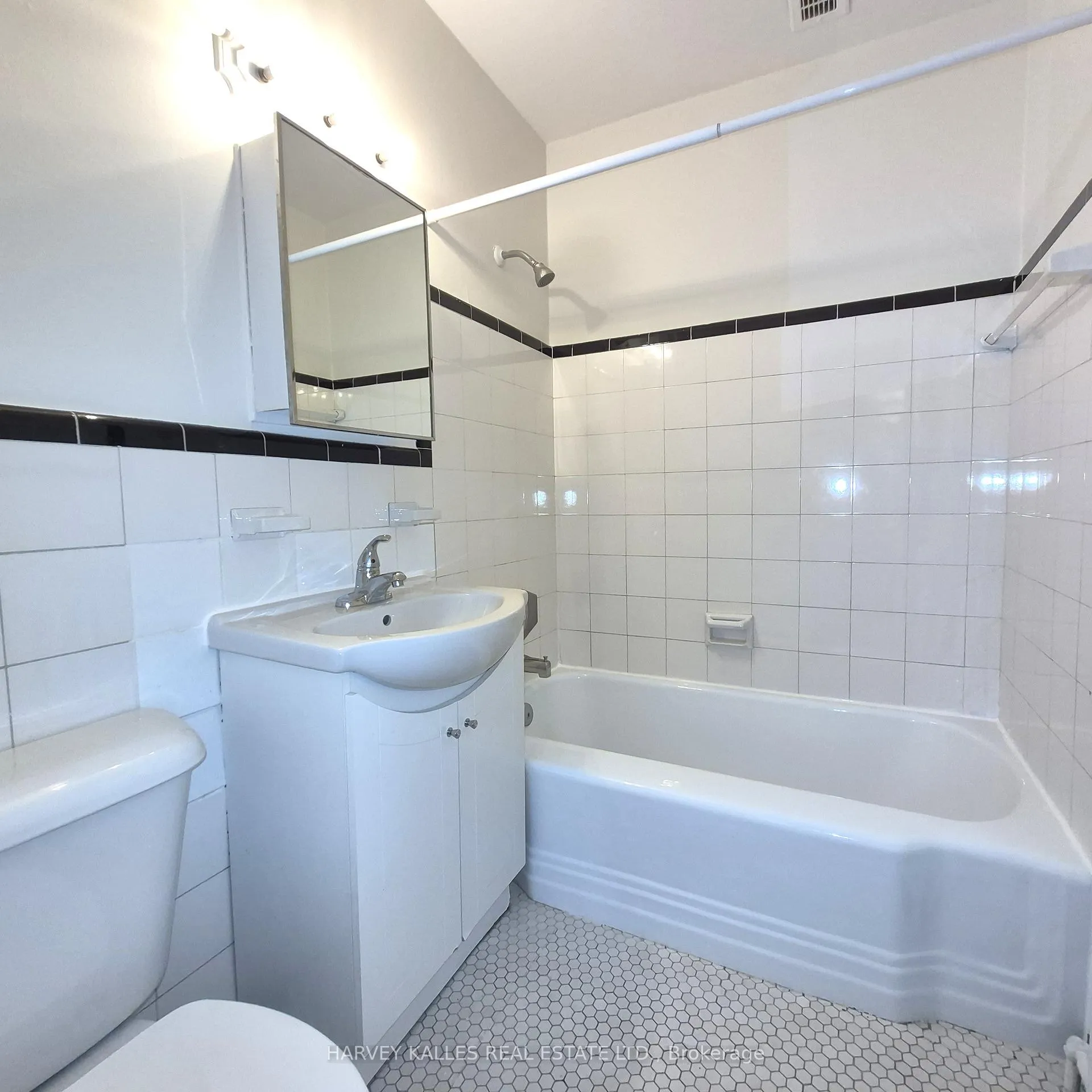 Photo 13 of Unit 305, 6 Glen Echo Road, Toronto, Lawrence Park North — HOMEH