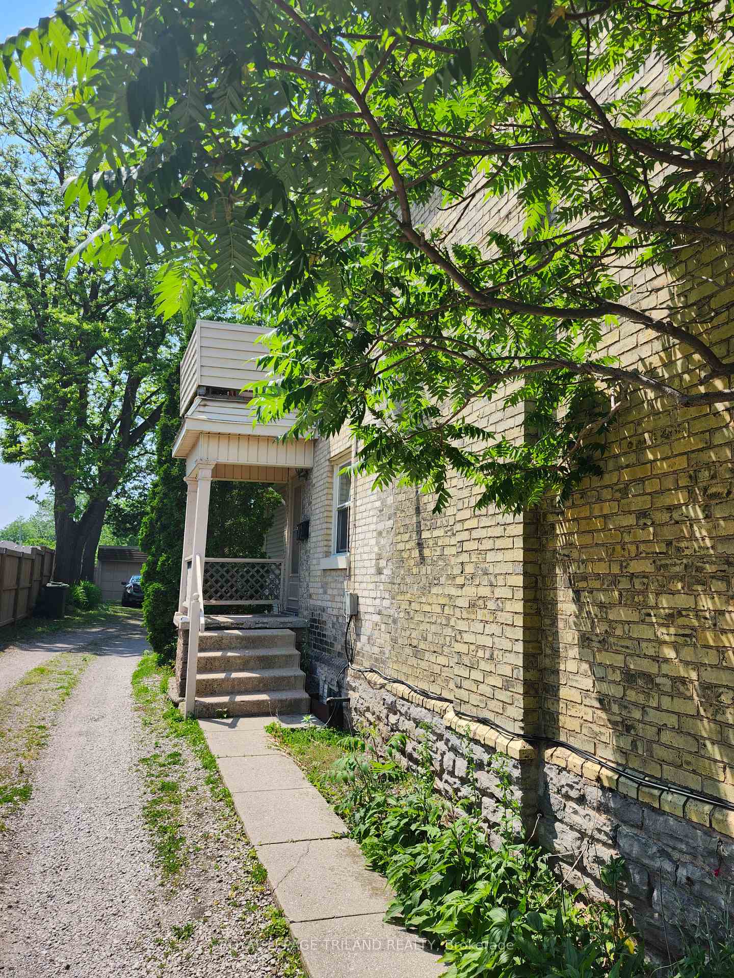 Photo 4 of 92 Moore Street N, St. Thomas — HOMEH