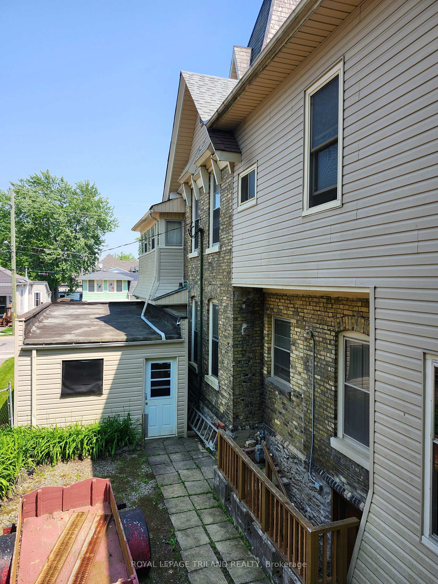 Photo 8 of 92 Moore Street N, St. Thomas — HOMEH