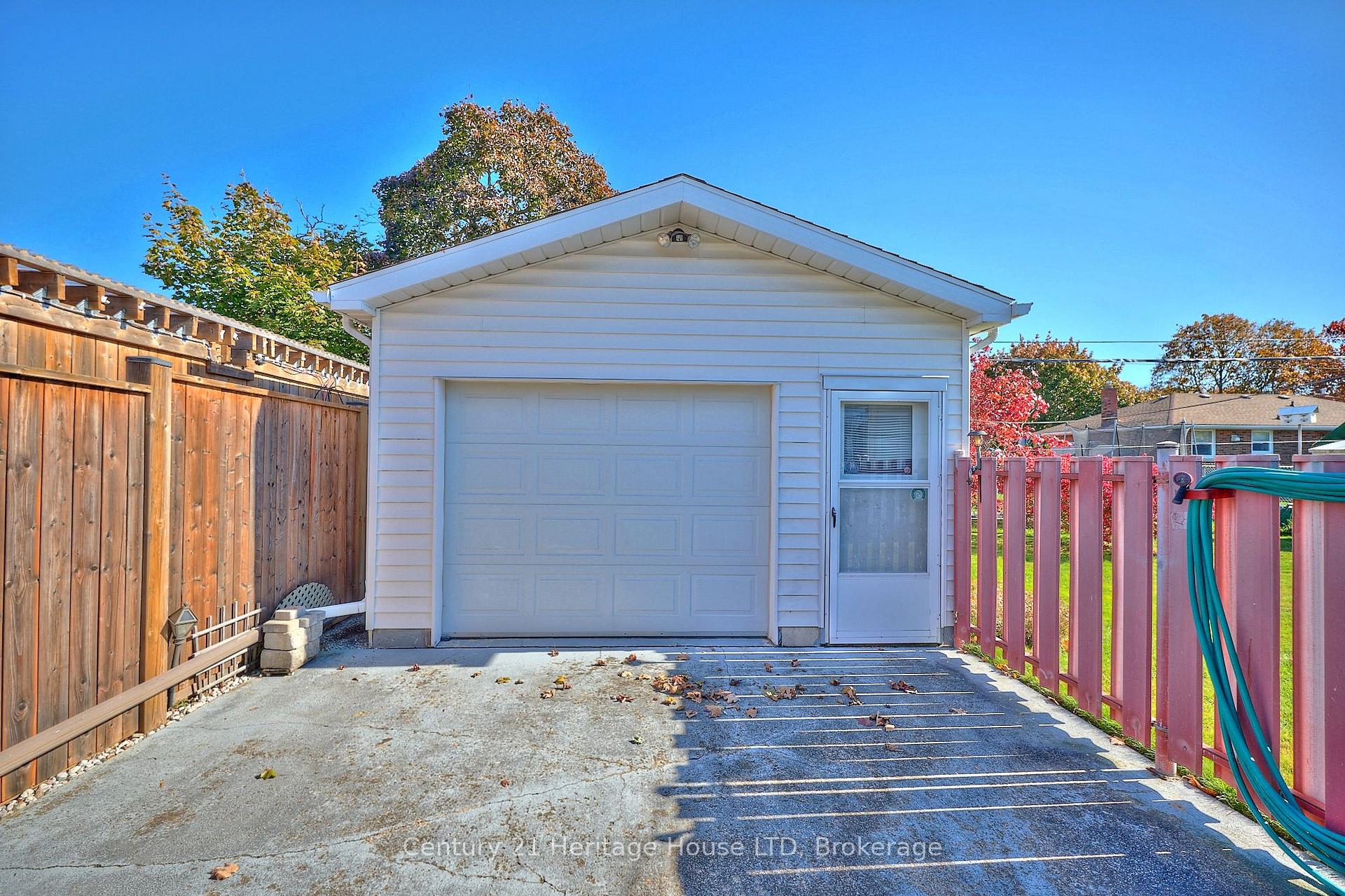 Photo 5 of 82 Wakelin Terrace, St. Catharines, Carlton/Bunting — HOMEH