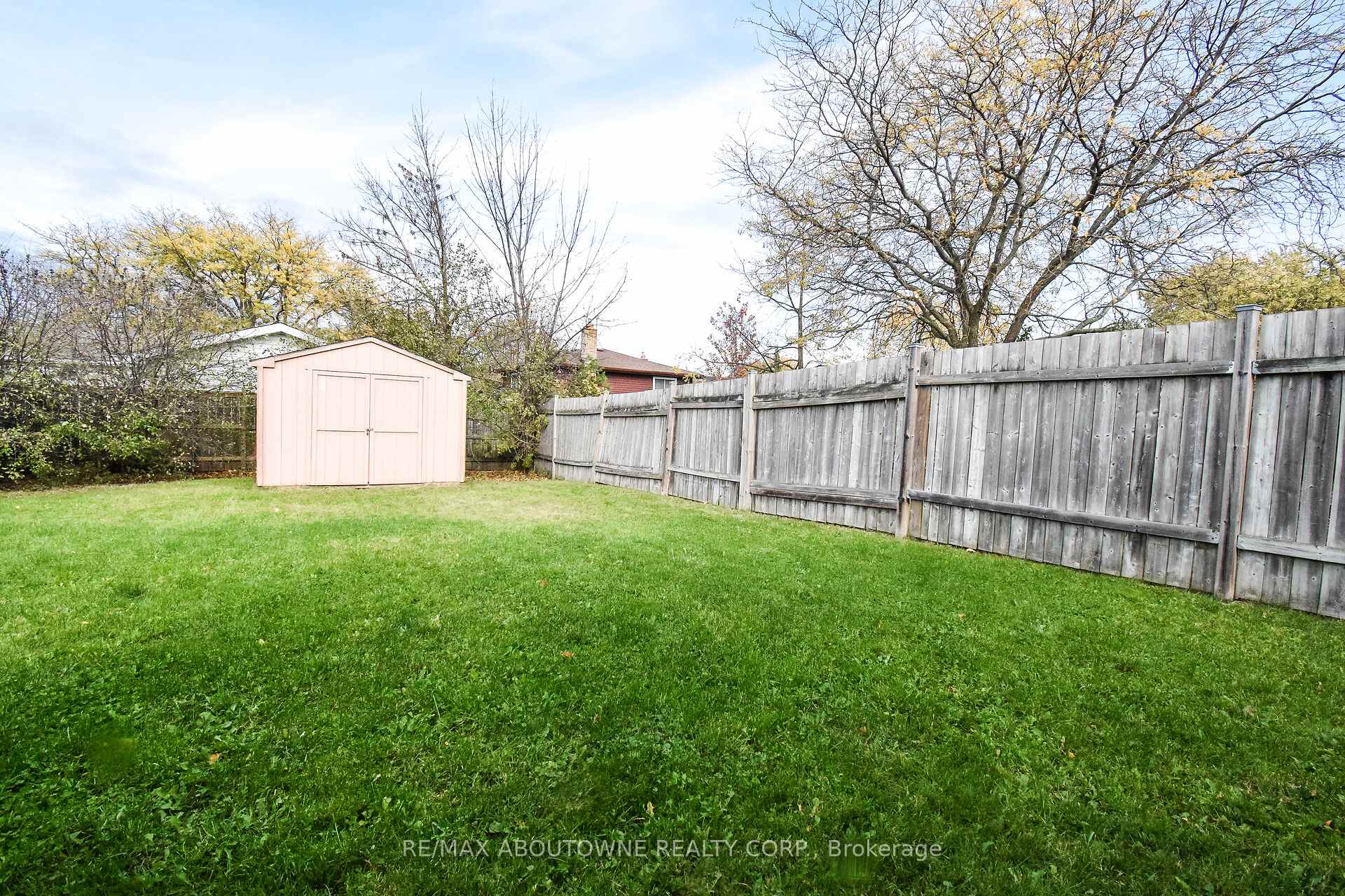 Photo 2 of 7 Dianne upper bedrm Drive, St. Catharines, Secord Woods — HOMEH