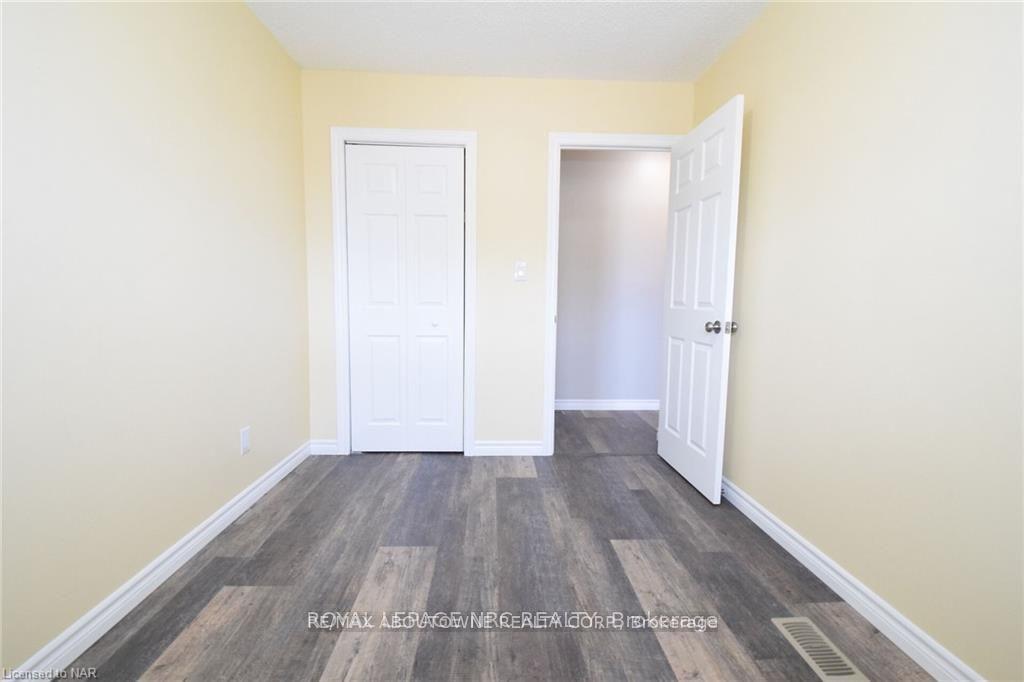 Photo 3 of 7 Dianne upper bedrm Drive, St. Catharines, Secord Woods — HOMEH
