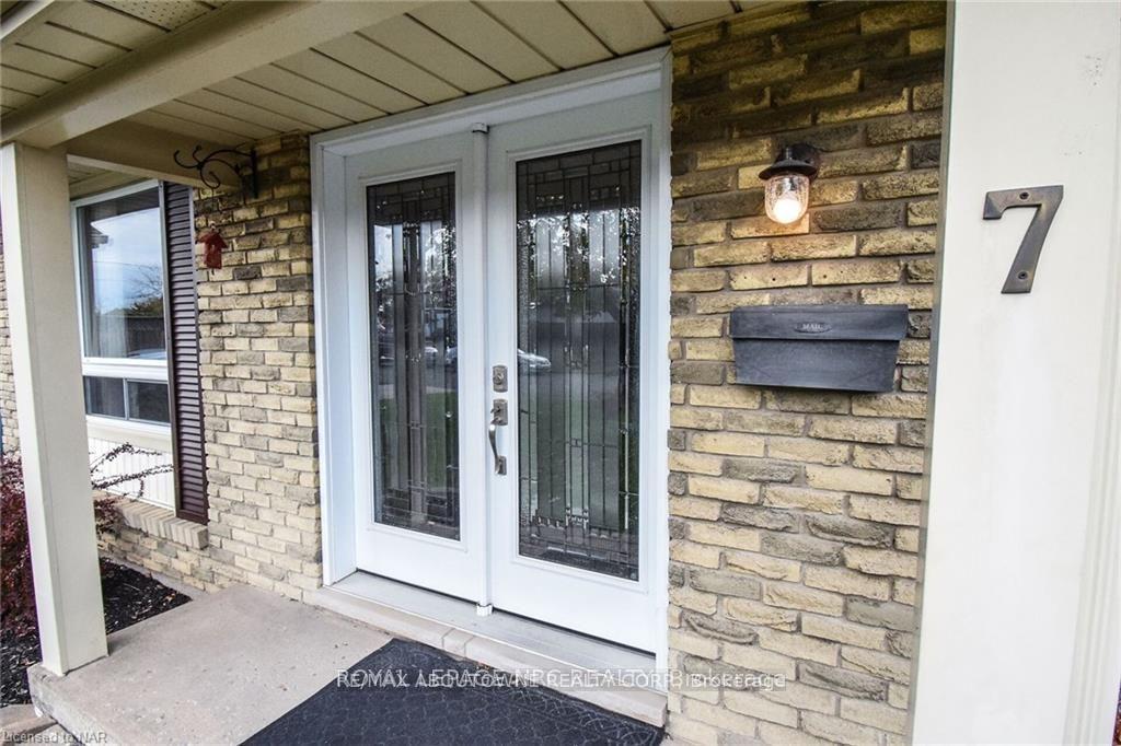 Photo 6 of 7 Dianne upper bedrm Drive, St. Catharines, Secord Woods — HOMEH