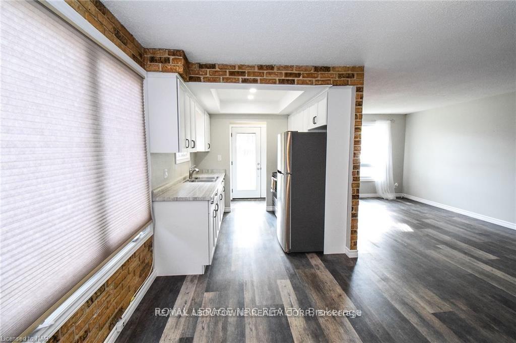Photo 8 of 7 Dianne upper bedrm Drive, St. Catharines, Secord Woods — HOMEH