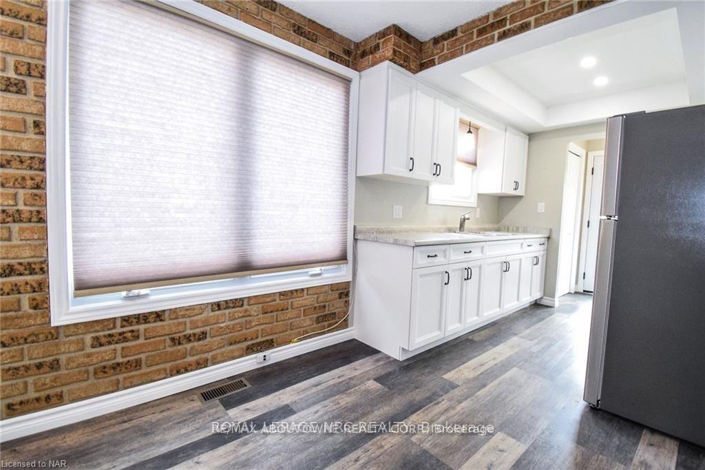 Photo 9 of 7 Dianne upper bedrm Drive, St. Catharines, Secord Woods — HOMEH