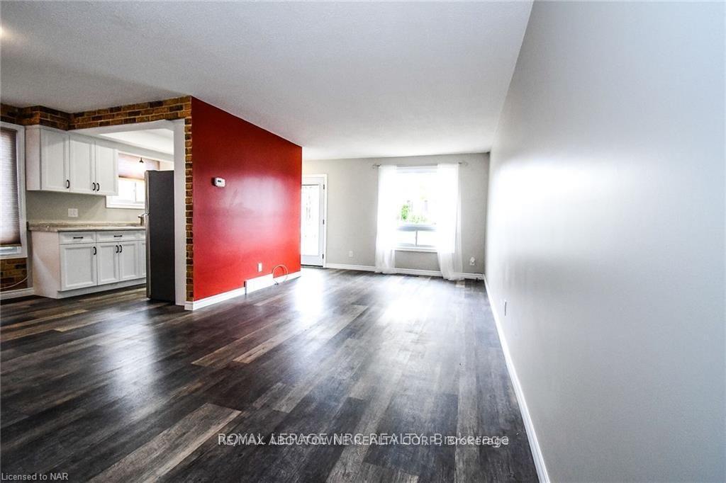 Photo 10 of 7 Dianne upper bedrm Drive, St. Catharines, Secord Woods — HOMEH