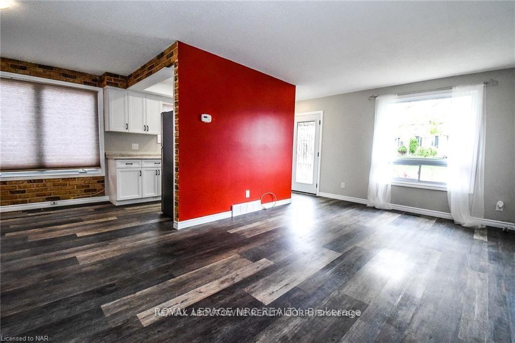 Photo 11 of 7 Dianne upper bedrm Drive, St. Catharines, Secord Woods — HOMEH