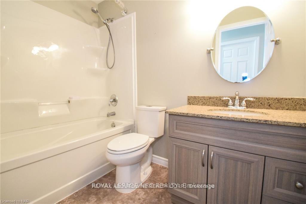 Photo 12 of 7 Dianne upper bedrm Drive, St. Catharines, Secord Woods — HOMEH