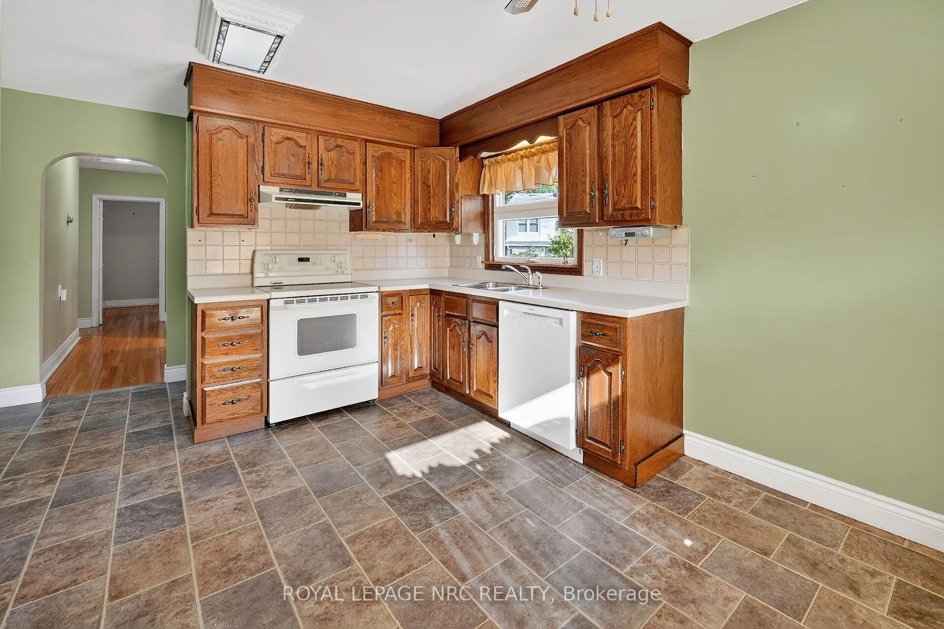Photo 11 of 2 Mary Street, St. Catharines, Port Dalhousie — HOMEH