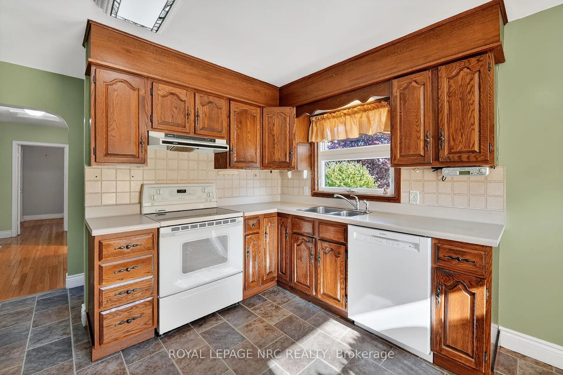 Photo 13 of 2 Mary Street, St. Catharines, Port Dalhousie — HOMEH