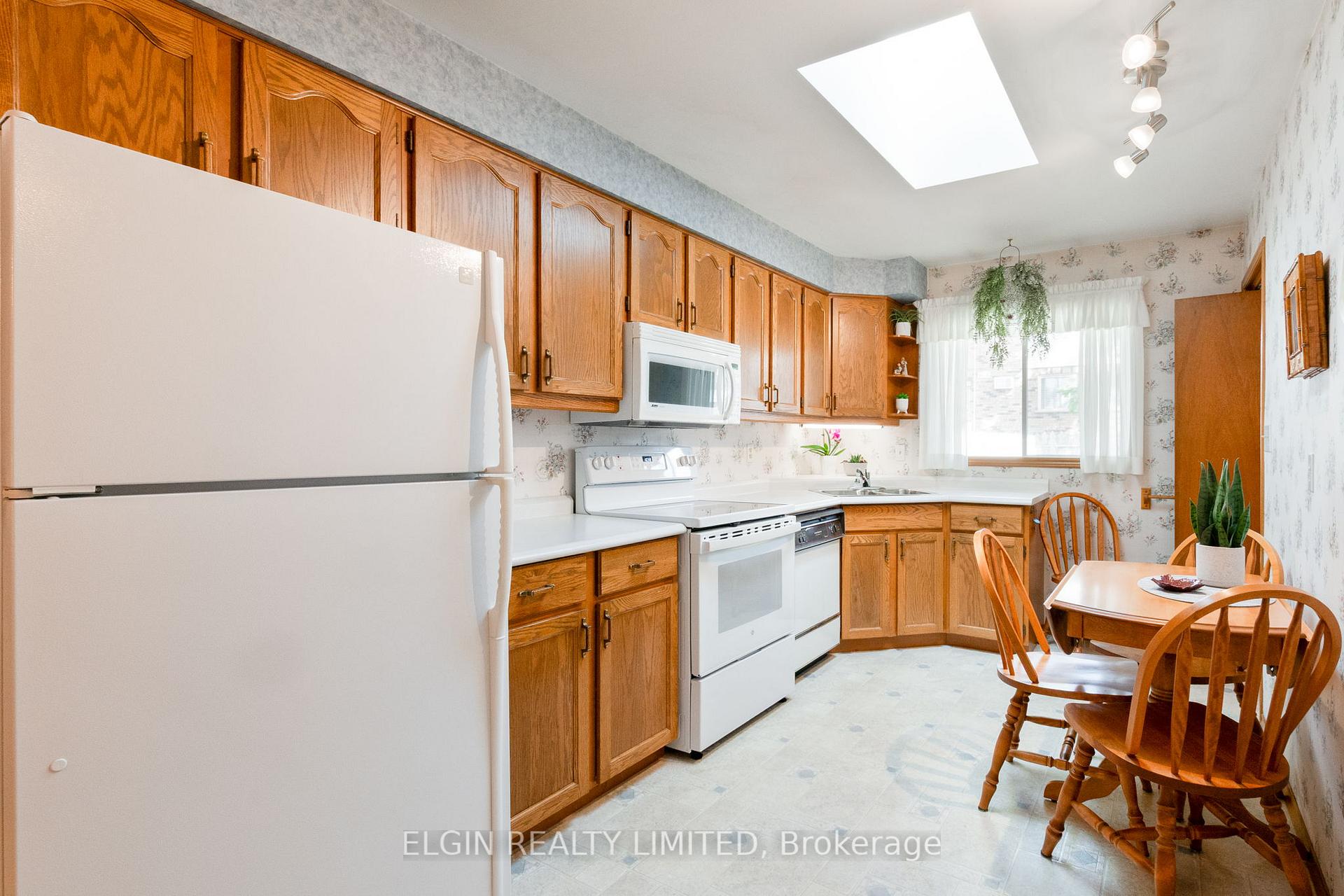 Photo 10 of 45 Bonnie Place, St. Thomas — HOMEH