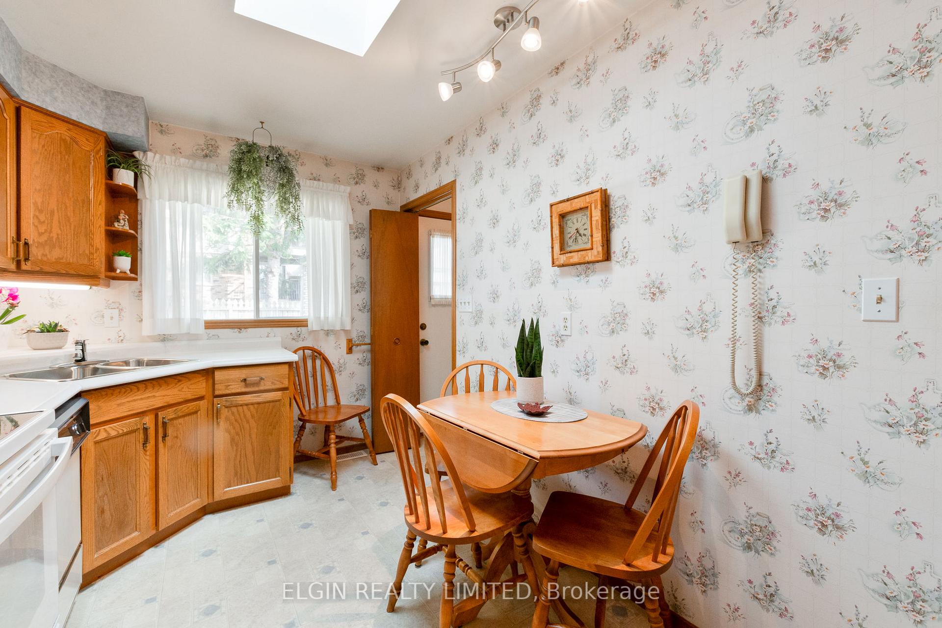 Photo 11 of 45 Bonnie Place, St. Thomas — HOMEH