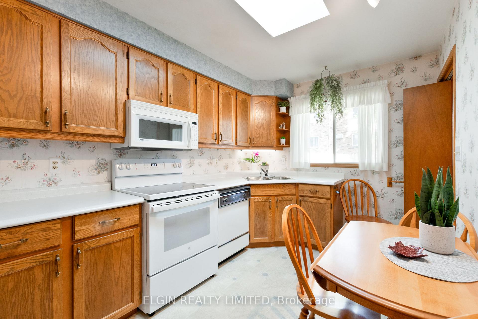 Photo 12 of 45 Bonnie Place, St. Thomas — HOMEH